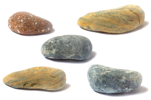 Un conjunto de piedras con una sombra aislada en un fondo blanco. foto de alta calidad