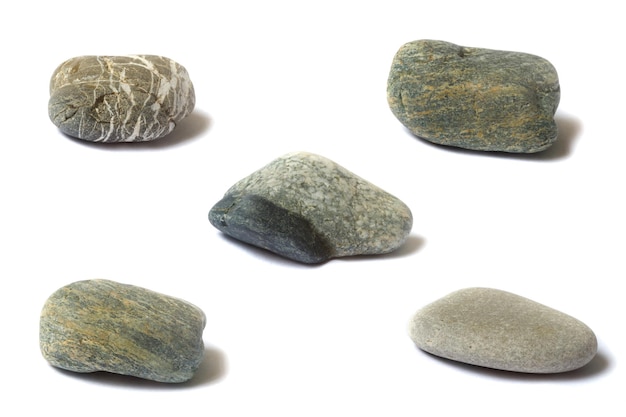 Un conjunto de piedras con una sombra aislada en un fondo blanco. foto de alta calidad
