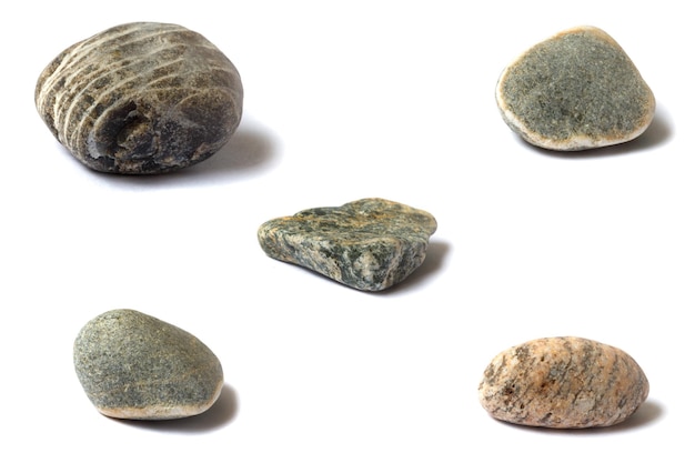 Un conjunto de piedras con una sombra aislada en un fondo blanco Foto de alta calidad