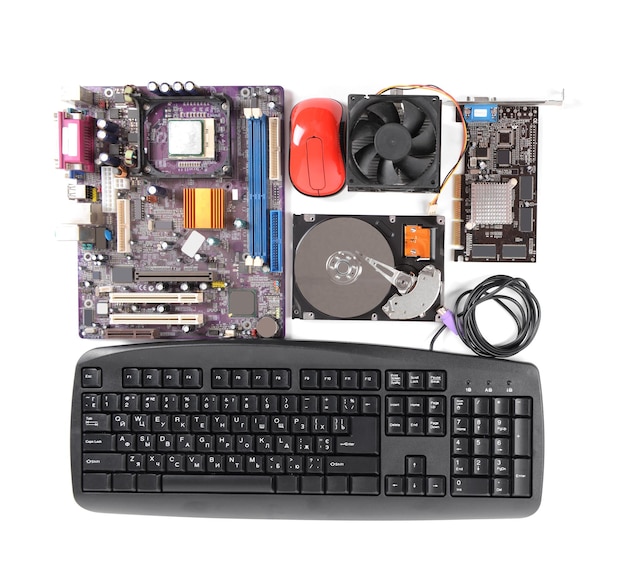Conjunto de piezas de computadora aislado en blanco