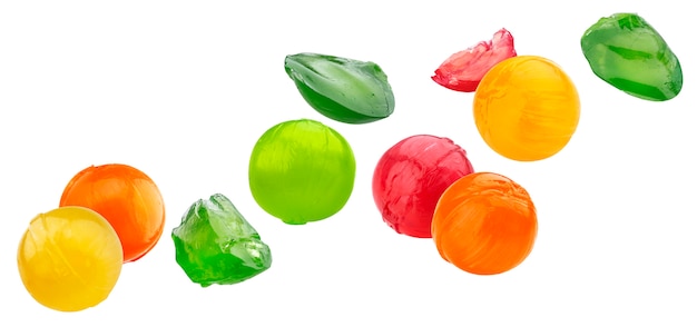 Conjunto de piezas enteras y mordidas de dulce lollipop multicolor aislado sobre fondo blanco
