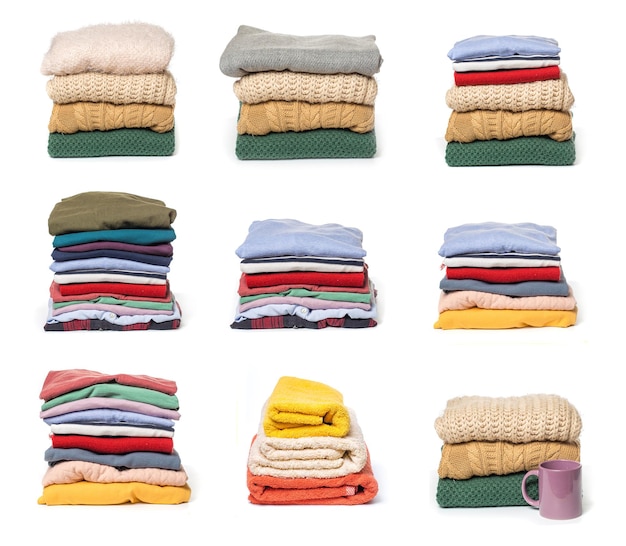 conjunto de pilas de ropa plegada sobre un fondo blanco