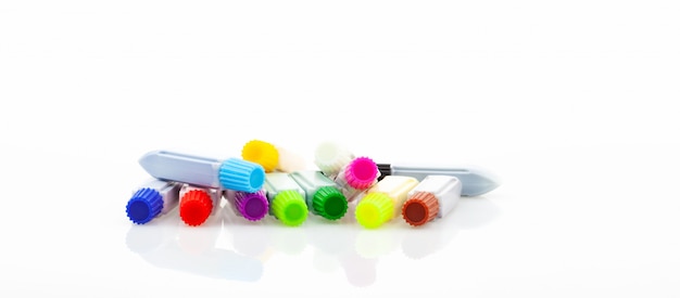 Conjunto de pintura de colores en tubo de plástico para acuarelas