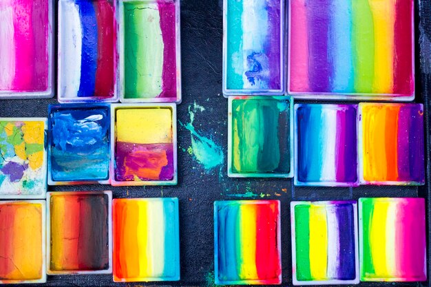 Conjunto de pinturas profesionales multicolores para dibujar en el primer plano de la cara