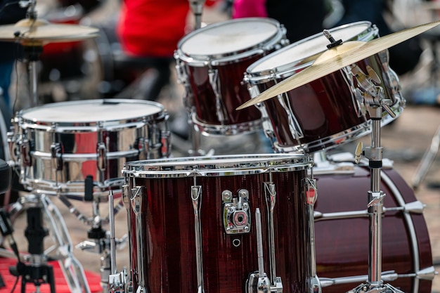 Un conjunto de placas en un conjunto de tambores En un concierto de música de percusión enfoque selectivo primer plano