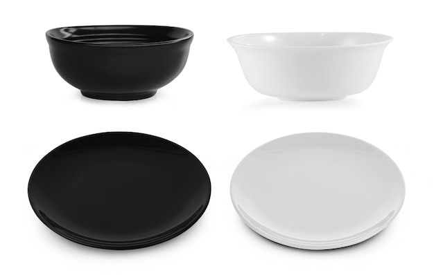 Conjunto de plato blanco y negro sobre blanco