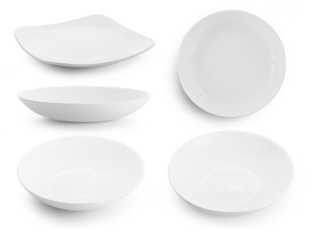 Conjunto de plato blanco sobre superficie blanca