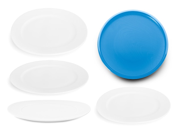 Conjunto de plato blanco sobre superficie blanca