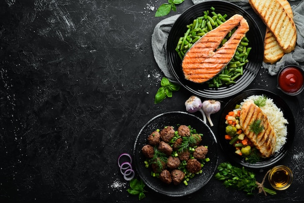 Un conjunto de platos Filete de pescado filete de pollo albóndigas Flat Lay Vista superior Espacio de copia libre