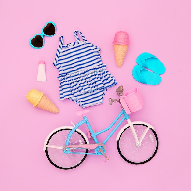 Conjunto de playa de vacaciones. Helado, chanclas, lentes de sol, bañador, bicicleta. Colocación plana mínima