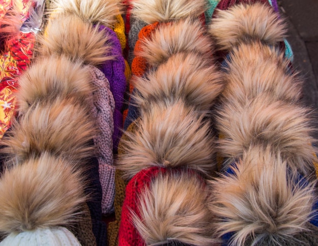 Conjunto de pompones de colores en el bazar