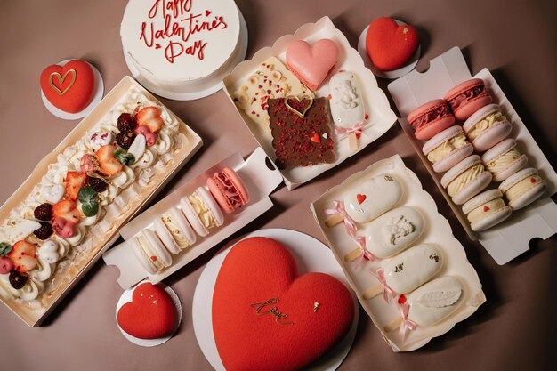 Foto conjunto de postres del día de san valentín con helado de macarrones y pasteles en forma de corazón