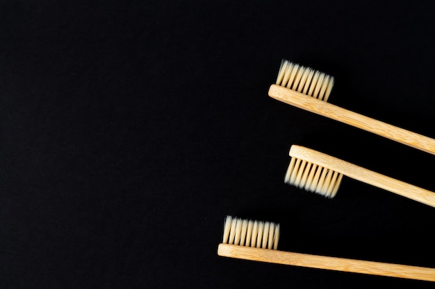 Conjunto de primer plano de cepillos de dientes biodegradables de madera de bambú ecológico