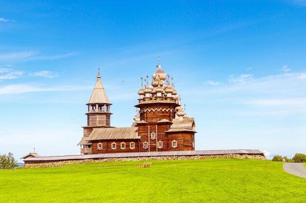 El conjunto principal del museo al aire libre de Kizhi Monumentos de iglesias de arquitectura de madera y un campanario Isla Kizhi Karelia Rusia