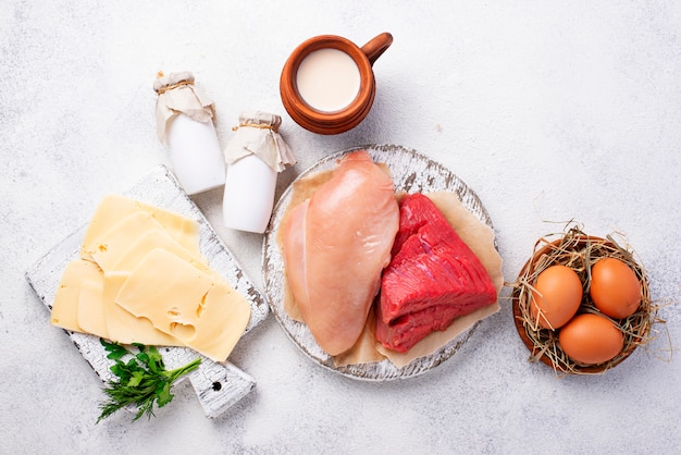 Conjunto de productos agrícolas. Carne, huevos y leche.