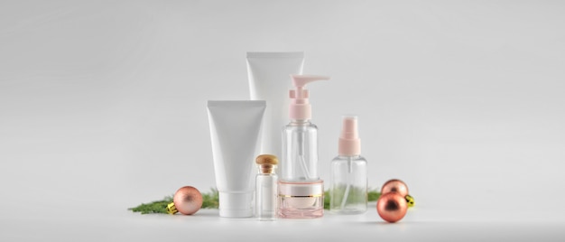 Conjunto de productos cosméticos en el fondo blanco. Paquete cosmético maqueta colección.