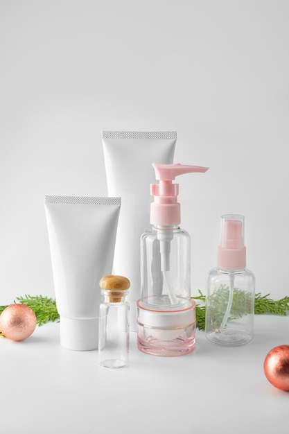 Conjunto de productos cosméticos en el fondo blanco. Paquete cosmético maqueta colección.