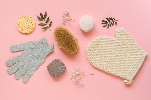 Conjunto de productos para el cuidado de la piel femenina. Productos de maquillaje y limpiadores de piel sobre fondo de plantas naturales.