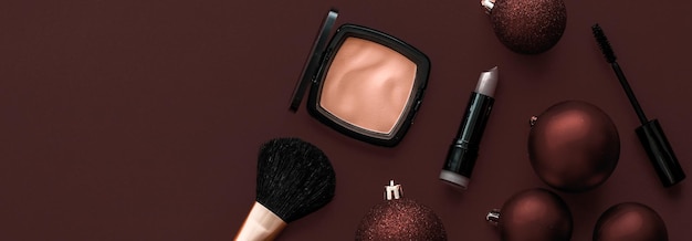Conjunto de productos de maquillaje y cosméticos para la marca de belleza Promoción de venta de Navidad fondo plano de chocolate de lujo como diseño de vacaciones