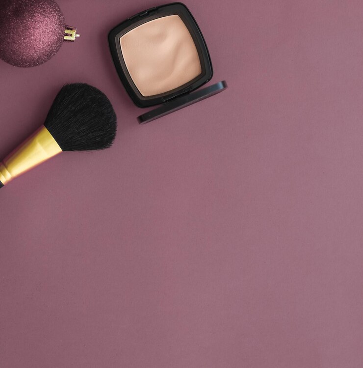 Foto conjunto de productos de maquillaje y cosméticos para la marca de belleza promoción de venta navideña fondo plano púrpura de lujo como diseño de vacaciones