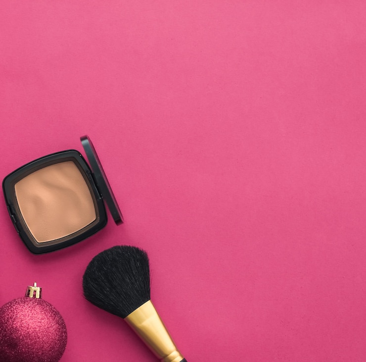 Foto conjunto de productos de maquillaje y cosméticos para la marca de belleza promoción de venta navideña fondo plano rosa de lujo como diseño de vacaciones
