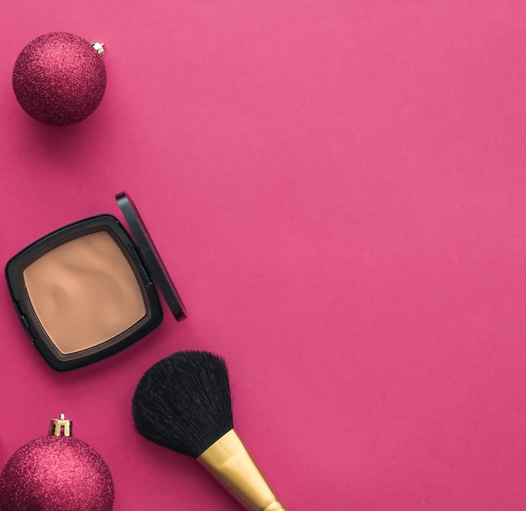 Foto conjunto de productos de maquillaje y cosméticos para la marca de belleza promoción de venta navideña fondo plano rosa de lujo como diseño de vacaciones