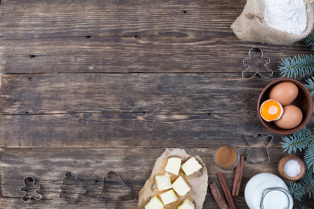 Un conjunto de productos naturales para hacer una tarta sobre fondo de madera