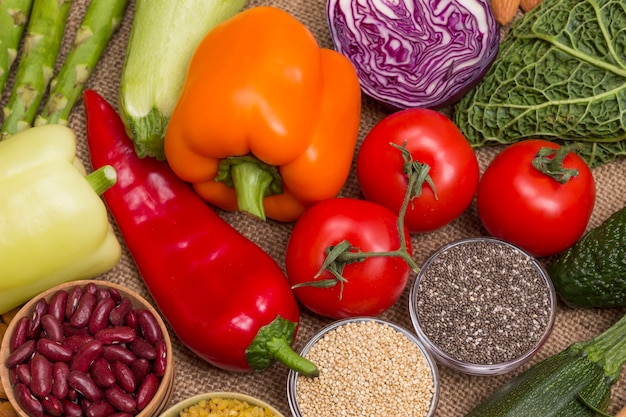 Conjunto de productos para la nutrición vegetariana tomate, pimiento espárragos repollo, quinoa de chía