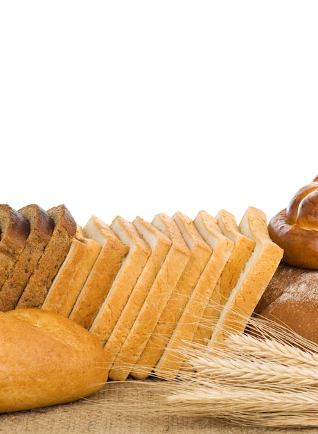 Conjunto de productos de panadería aislado sobre fondo blanco.