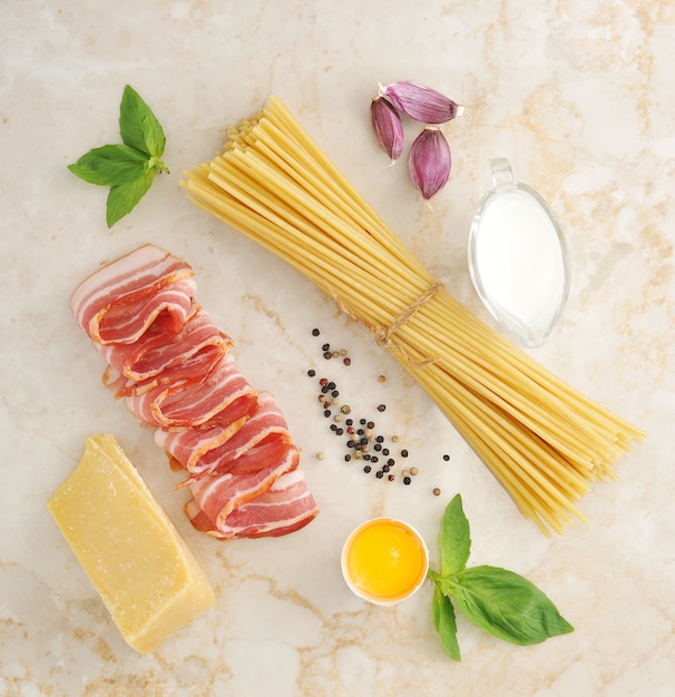 Conjunto de productos para pasta Carbonara