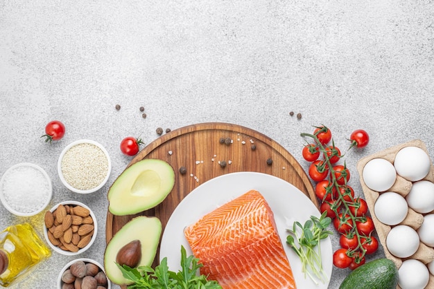 Un conjunto de productos sobre la mesa para cocinar Dieta cetogénica Dieta baja en carbohidratos