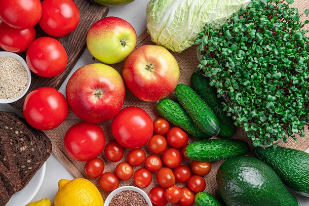 Un conjunto de productos vegetales frescos frutas pan hierbas y semillas Alimentos saludables ricos en vitaminas y minerales