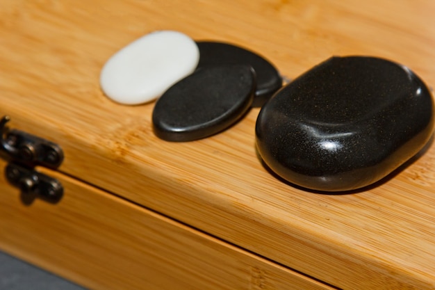 Foto conjunto profesional especial de piedras calientes para masaje tradicional preparación para el procedimiento de curación del alma y el cuerpo