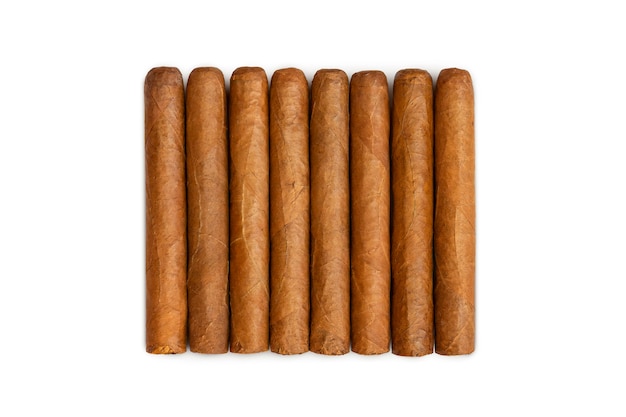 Conjunto de puros habanos aislado en blanco. Cigarros cubanos muy caros.