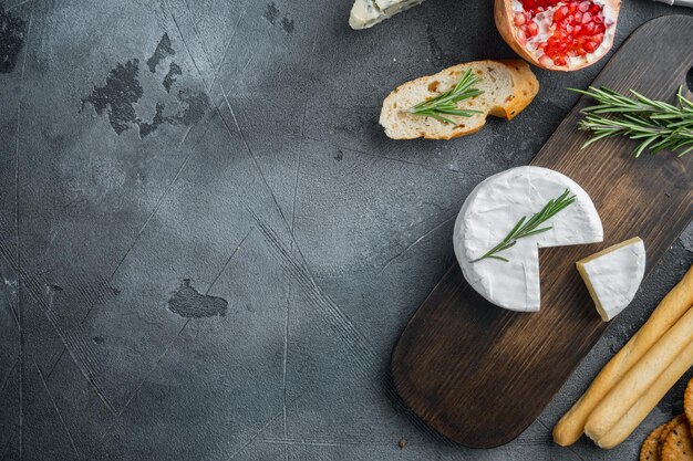 Conjunto de queso camembert francés, sobre fondo gris, plano con espacio para copiar texto