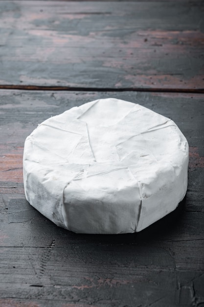 Conjunto de queso camembert o brie, sobre mesa de madera antigua