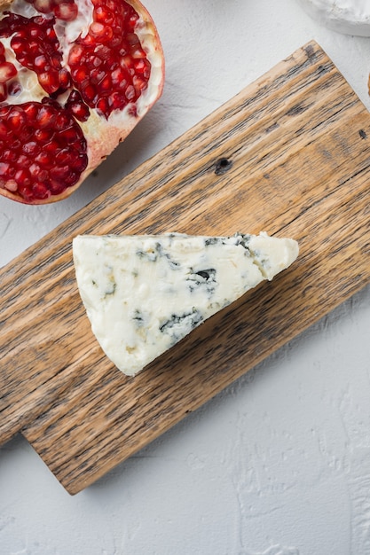 Conjunto de queso roquefort francés, sobre fondo blanco, plano con espacio para copiar texto