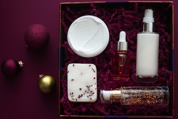 Conjunto de regalo de navidad paquete de suscripción de caja de belleza de vacaciones de navidad y productos de cuidado de la piel de lujo flatlay cosmético plano sobre cosméticos de fondo púrpura como regalo de vacaciones o entrega de compras