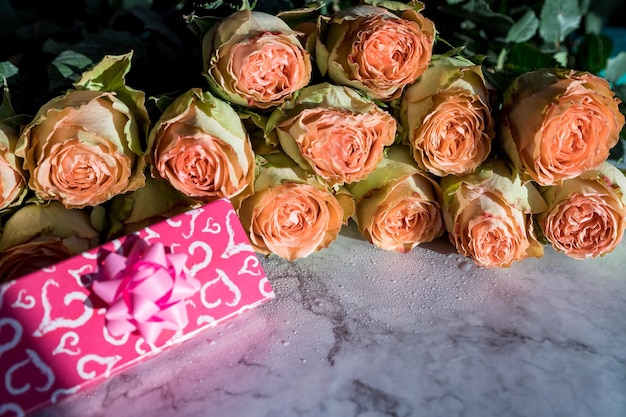 Conjunto de regalo de primavera Presente caja flores ramo decoración festiva San Valentín o Día de la Madre Concepto de boda Elegante tarjeta de felicitación