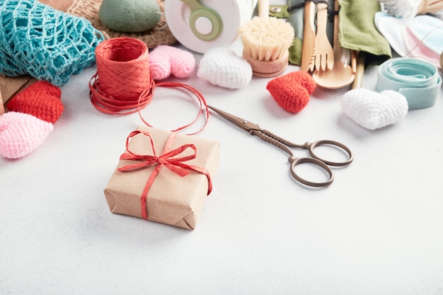 Conjunto de regalos ecológicos sobre la mesa. Regalo sin desperdicio envuelto en papel.