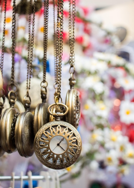 Conjunto de relojes de bolsillo colgando