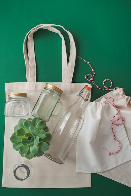 Foto conjunto de residuos cero para comprar sin plástico sobre fondo verde