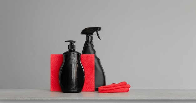 Conjunto rojo y negro de herramientas y herramientas para la limpieza de la cocina.