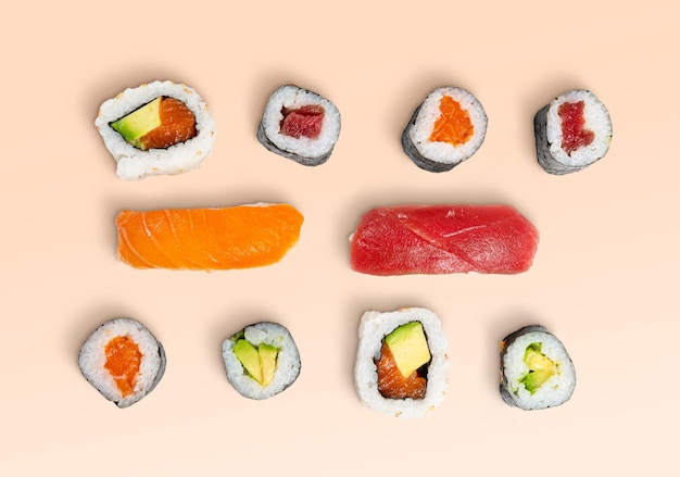 Conjunto de rollo de sushi y vista superior de nigiri