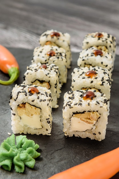 Conjunto de rollos con primer plano de queso crema, pescado y semillas de sésamo