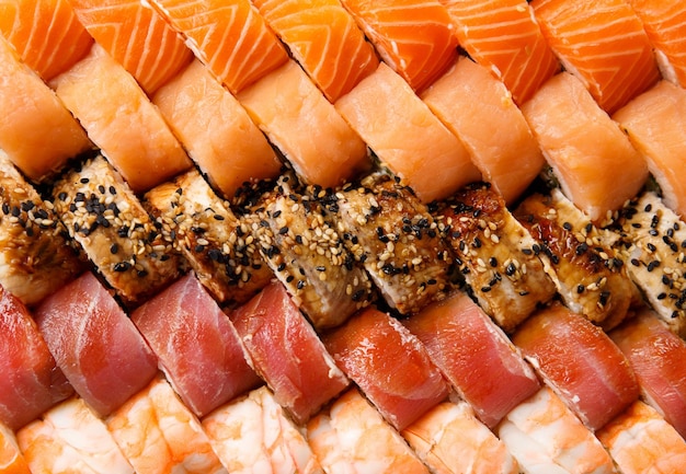 conjunto de rollos de sushi con camarón salmón atún anguila vista de arriba de cerca