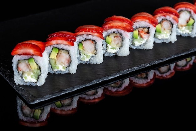 Conjunto de rollos de sushi en el fondo de escritorio negro