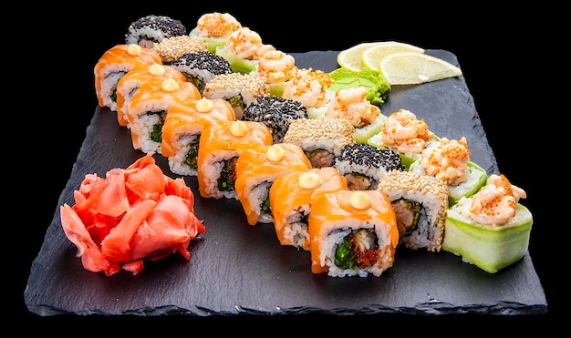 Conjunto de rollos de sushi en fondo negro