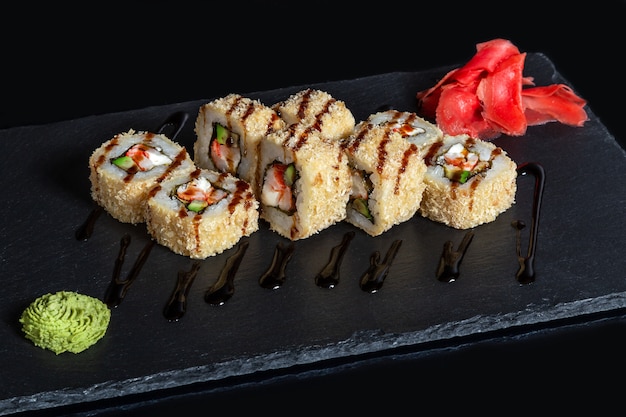 Conjunto de rollos de sushi en fondo negro