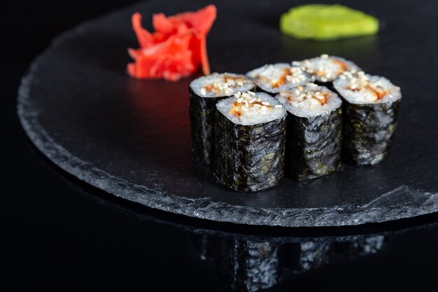 Conjunto de rollos de sushi en fondo negro